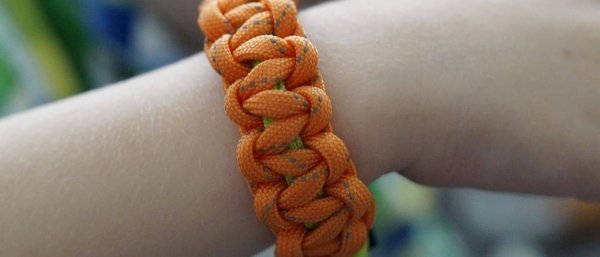 Le symbolique bracelet en cordon